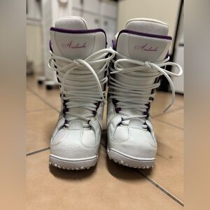 Women’s Size 8 Avalanche Snowboard Boots